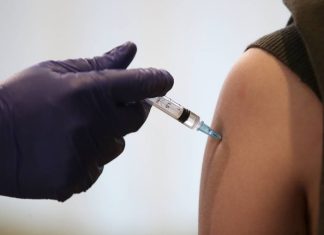 Эксперт заявил, что смертельных случаев в результате вакцинации от коронавируса в РФ нет