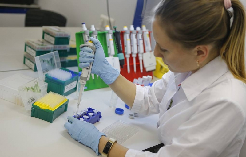 Гинцбург: второй этап испытаний вакцины от COVID-19 в виде спрея в нос еще не стартовал