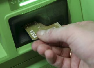 «Известия»: банки вводят комиссию за перевод денег на карту другой кредитной организации