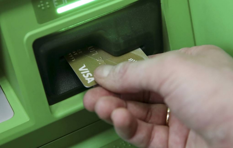 "Известия": банки вводят комиссию за перевод денег на карту другой кредитной организации