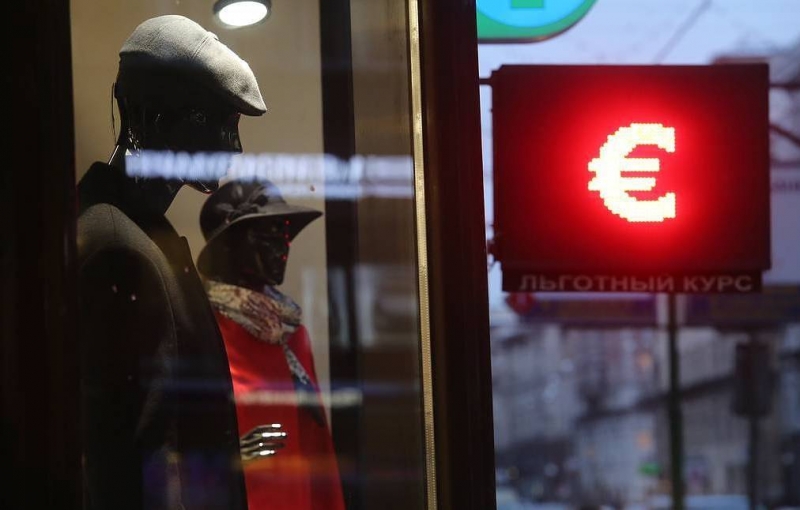 Курс евро опустился ниже 81 рубля впервые с июля 2020 года