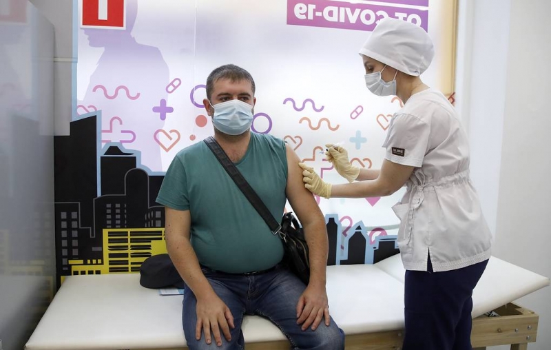 Минтруд подготовил рекомендации по предоставлению выходных при вакцинации от ковида