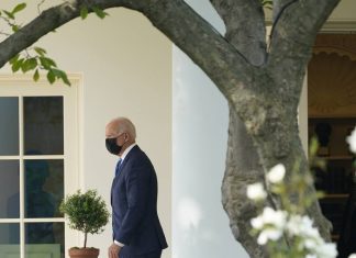 Сенаторы просят Байдена выслать 300 дипломатов РФ, если штат посольства США не расширят