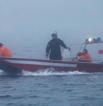 Терпящее бедствие судно в Белом море частично затонуло