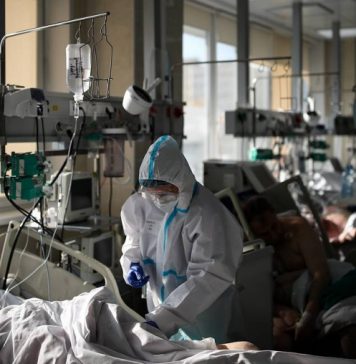 В России впервые зарегистрировали более 1 тыс. смертей от ковида за сутки