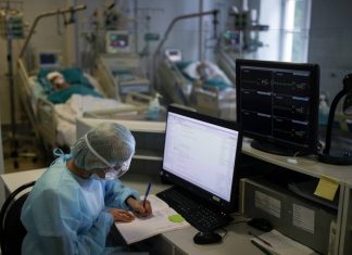 В России выявили 25 219 случаев заражения коронавирусом за сутки. Это максимум с 16 июля