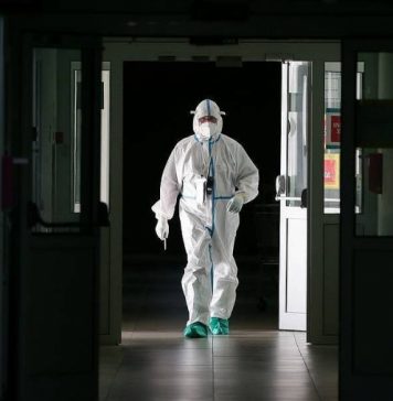 В России выявили 34 325 случаев заражения коронавирусом за сутки. Это максимум за пандемию