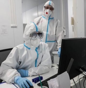 В России за сутки зарегистрировали 1 015 смертей из-за коронавируса. Это новый максимум