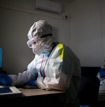 В России за сутки зарегистрировали 929 смертей из-за коронавируса. Это новый максимум