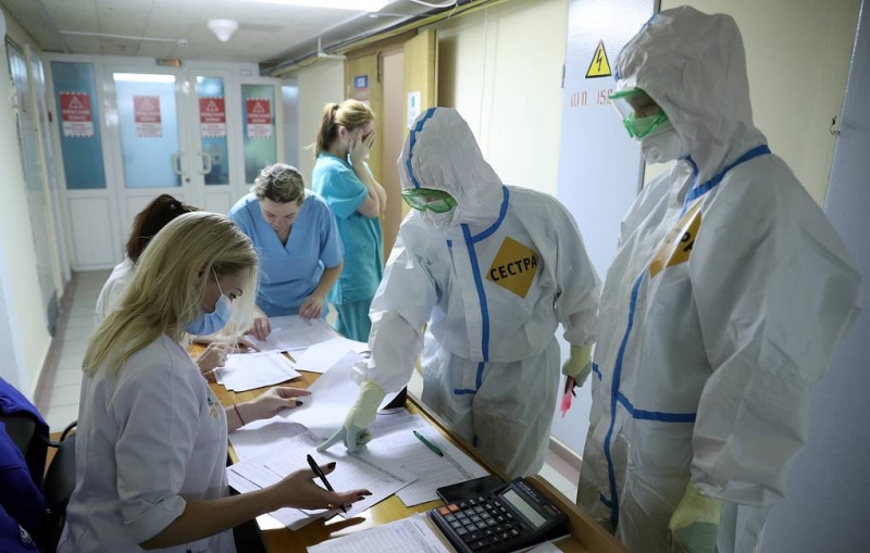 В России за сутки зарегистрировали 973 смерти из-за коронавируса. Это новый максимум