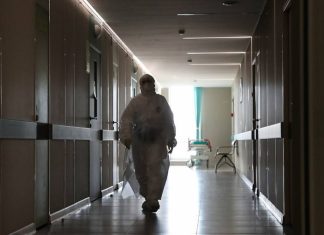 В России зафиксировали 936 смертей из-за коронавируса за сутки. Это максимум за пандемию