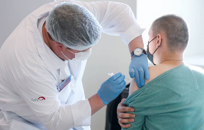 Эксперт: прививка от гриппа не снизит количество антител к COVID-19

