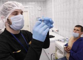 Эксперт считает, что вакцинация от коронавируса в России должна стать обязательной