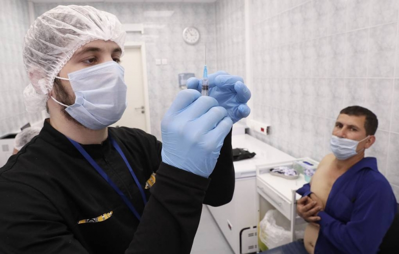 Эксперт считает, что вакцинация от коронавируса в России должна стать обязательной

