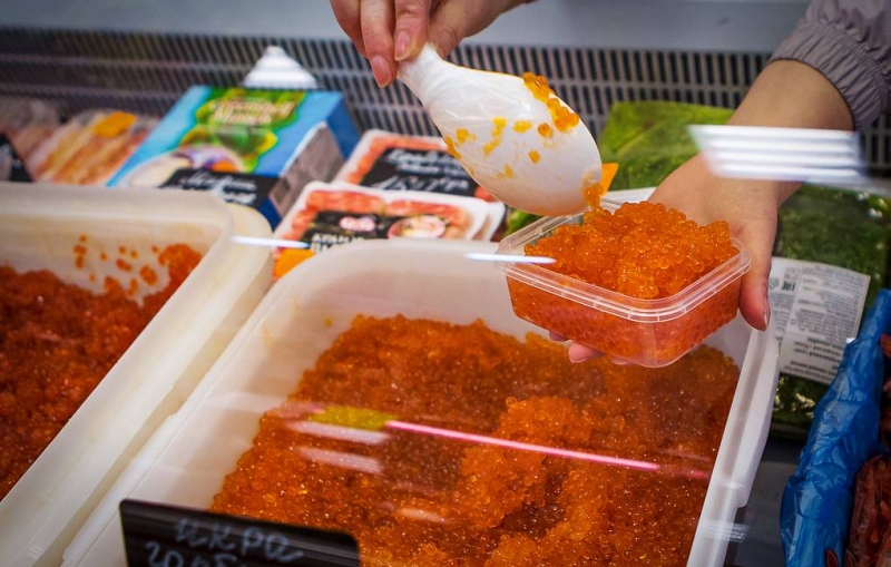 Эксперты связали рост цен на икру с действиями спекулянтов и предновогодним спросом