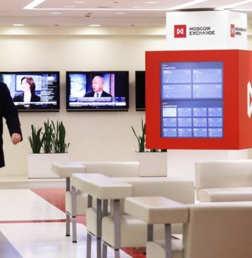 Индексы Мосбиржи и РТС опустились до уровней лета