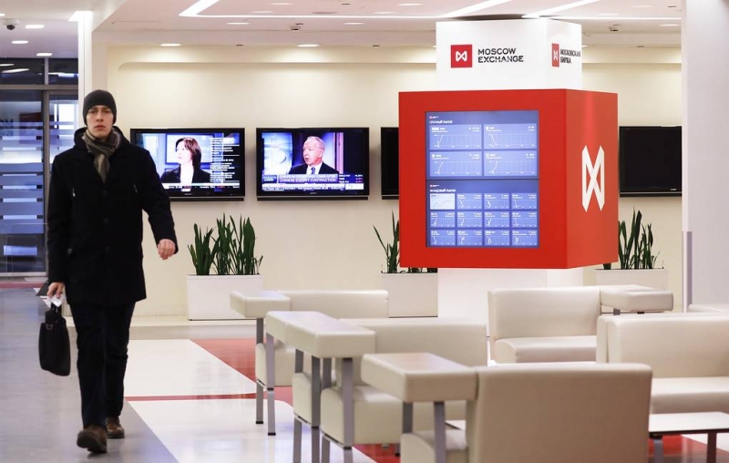 Индексы Мосбиржи и РТС опустились до уровней лета