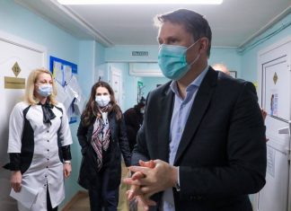 Мурашко сообщил, что экспертиза детской вакцины от ковида скоро завершится