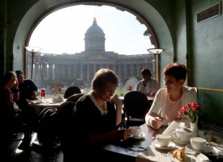 Непривитым пожилым жителям Петербурга ограничат доступ к общепиту и бытовым услугам