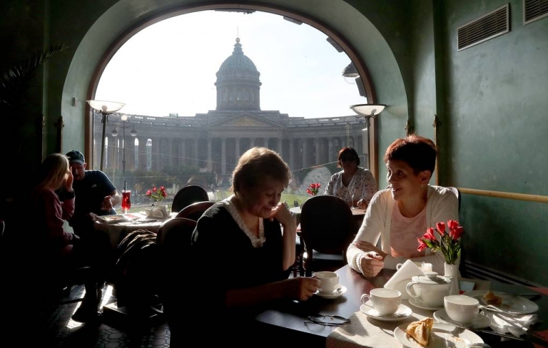 Непривитым пожилым жителям Петербурга ограничат доступ к общепиту и бытовым услугам

