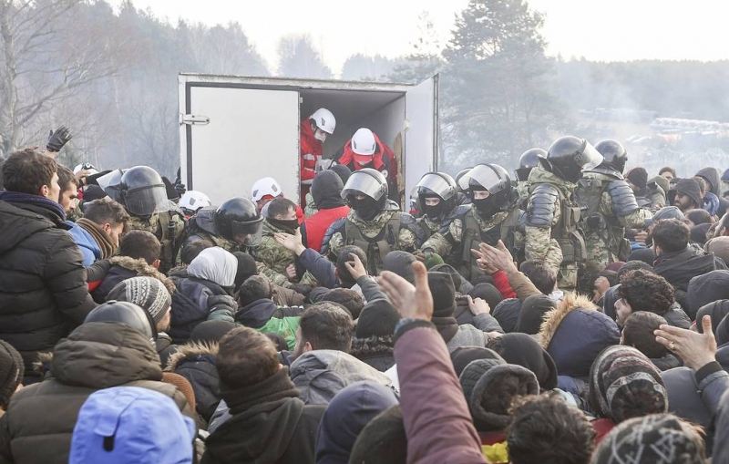 Постпред Белоруссии при ООН заявил, что у границы с Польшей находится 2 тыс. мигрантов

