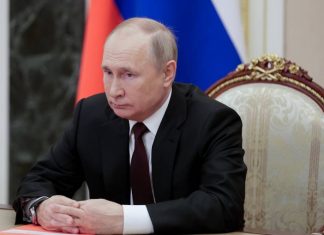 Путин прошел ревакцинацию от коронавируса «Спутником Лайт»