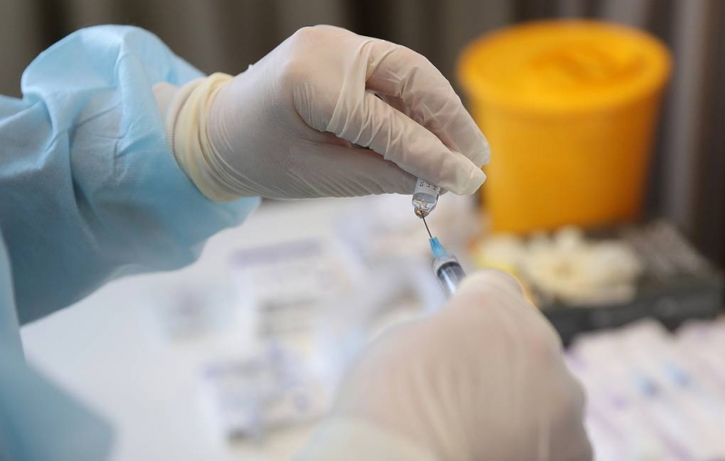 Регулятор Италии обсуждает вопрос о ревакцинации привитых "Спутником V"

