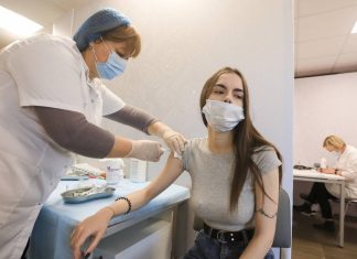 В Москве ревакцинировались от коронавируса 50% ранее привитых горожан