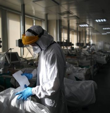 В России установлен новый рекорд по числу смертей от COVID-19 за сутки