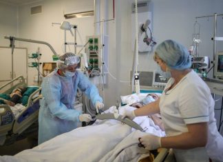 В России за сутки выявили 35 681 случай заражения коронавирусом. Это минимум с 24 октября