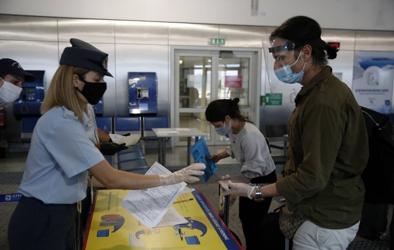 Вакцинированные "Спутником" россияне могут предъявлять в Греции бумажный сертификат