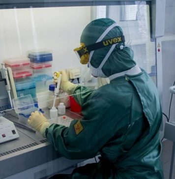 Эксперт считает, что омикрон-штамм мог быть создан искусственно