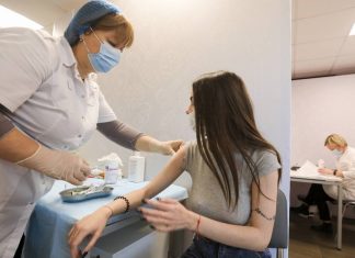 Минздрав включил вакцинацию подростков от ковида в нацкалендарь