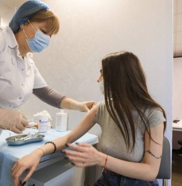 Минздрав включил вакцинацию подростков от ковида в нацкалендарь