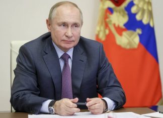 Песков убежден, что Путина никто не заразит коронавирусом