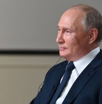 Путин рассказал, что старается сам выбирать новогодние подарки внукам