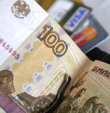 РБК: почти 50% россиян негативно отнеслись к идее запретить оплату бумажными деньгами