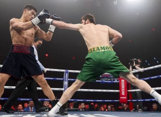 Российский боксер Дмитрий Бивол защитил титул чемпиона мира WBA, победив Умара Саламова
