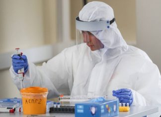 У двух прилетевших в РФ из ЮАР пассажиров выявили положительный ПЦР-тест на коронавирус