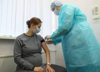 В Минздраве посоветовали планировать беременность через 28 дней после вакцинации от ковида