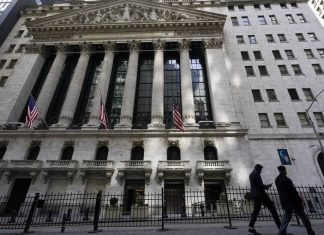 В США биржевые индексы упали на фоне выявления первого заражения омикрон-штаммом в стране