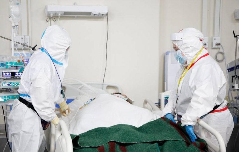 Эксперт рассказал, как штамм "омикрон" может проникать в организм человека