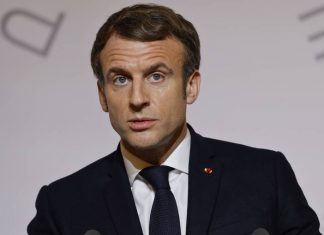 Макрон в ближайшие дни переговорит по телефону с Путиным и Зеленским