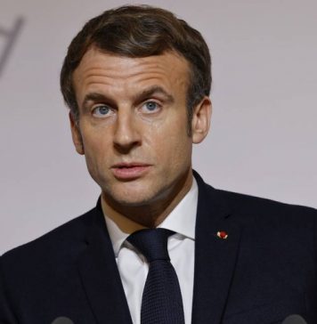 Макрон в ближайшие дни переговорит по телефону с Путиным и Зеленским