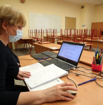 Минпросвещения не намерено переводить все школы России на удаленку из-за ковида