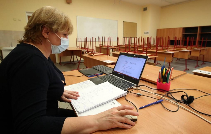 Минпросвещения не намерено переводить все школы России на удаленку из-за ковида
