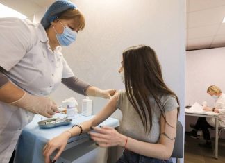 Минздрав одобрил проведение клинических исследований вакцины от коронавируса у детей