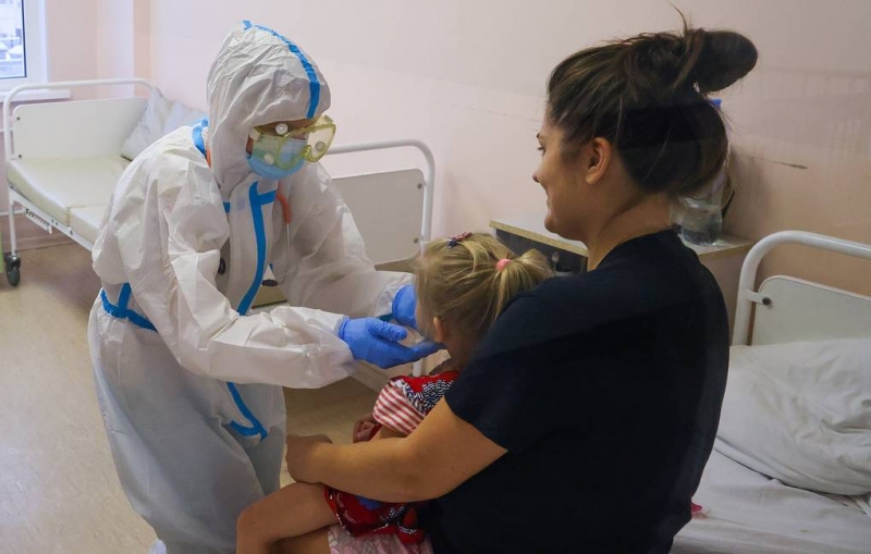 В Роспотребнадзоре заявили, что "омикрон" особенно опасен для детей от двух до пяти лет
