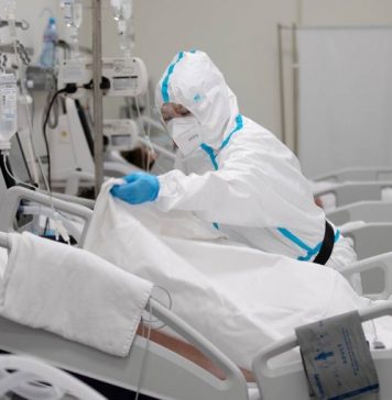 В России за сутки госпитализировали 12 807 человек с коронавирусом