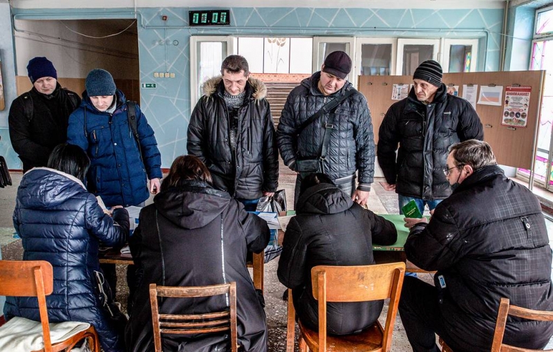 Беженцы из Донбасса начали получать выплаты по 10 тыс. рублей